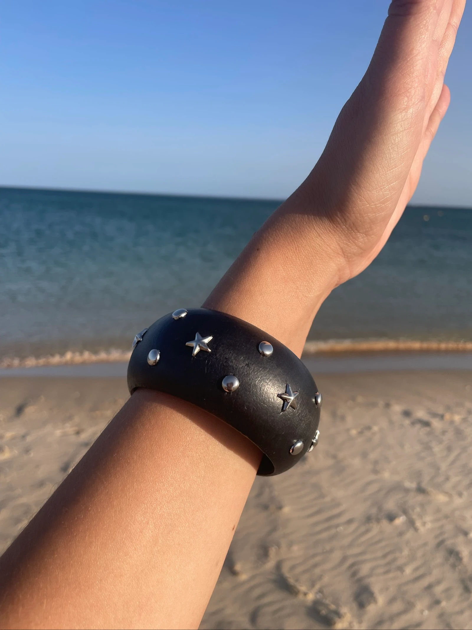 Brazalete negro tachuelas  – photo 3